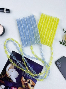 Détail du sac à bandoulière fait main en perles acryliques pour téléphone portable