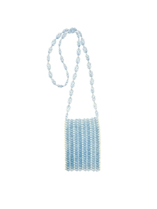 Détail du mini sac bandoulière en perles bleu clair et blanc avec texture tissée