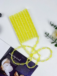 Détail du sac bandoulière en perles acryliques jaunes avec perles blanches