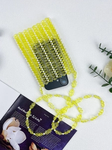 Détails de perles jaunes et blanches tissées à la main sur un sac à bandoulière tendance