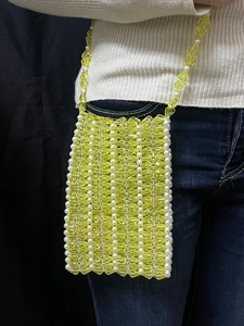 Détail du mini sac bandoulière fait main avec perles en acrylique jaunes et blanches