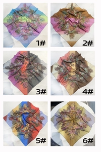 Vue détaillée de six foulards carrés avec imprimés floraux et dégradés de couleurs vifs