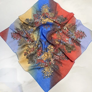 Foulard carré ethnique dégradé à imprimé floral sur marbre blanc