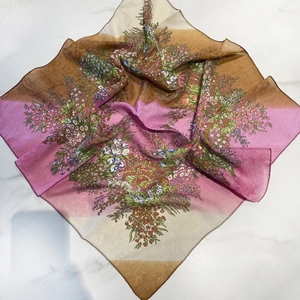 Foulard carré style ethnique avec imprimé floral multicolore et texture de soie dégradée