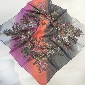 Carré de coton à dégradé arc-en-ciel et motif fleuri bohème sur marbre blanc