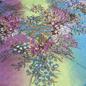 Gros plan d'un tissu à fleurs avec dégradé violet et bleu sur matière légère
