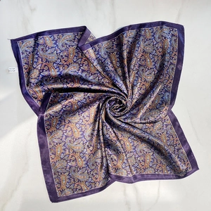 Foulard quadrato in misto seta paisley viola con 60% poliestere e 40% seta vera