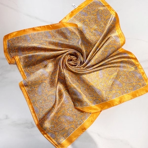 Foulard quadrato in raso di seta arancione con motivi paisley e misto seta all'88%