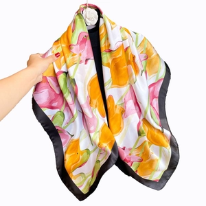 Elegante foulard in seta con stampe floreali di tulipani e bordo in raso nero classico
