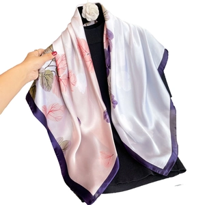 Elegante foulard in seta con stampe di foglie rosa e viola su sfondo bianco
