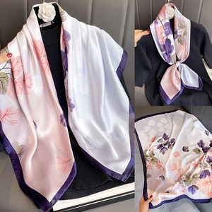 Elegante sciarpa in seta con motivi floreali viola e rosa e finitura satinata