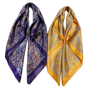 Coppia di foulard quadrati in finta seta con motivo paisley in viola e oro satinato