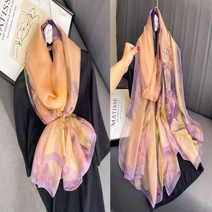 Leichter Sommer-Strandschal mit braunem Ginkgoblatt und abstraktem orange-violettem Druck