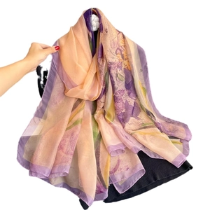 Leichter Sommerschal mit Ginkgoblatt-Muster in Braun und Violett, halbtransparent