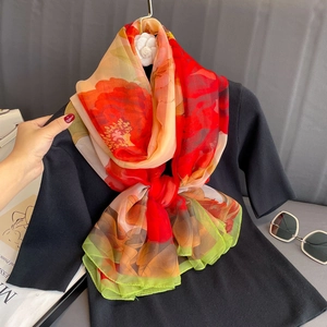 Elegante sciarpa in seta con grande stampa di peonie rosse su maglia nera