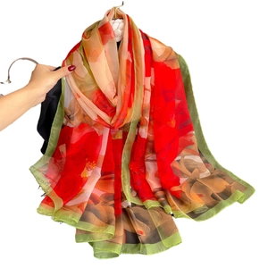 Elegante scialle di seta rosso con stampa floreale per donna in tessuto leggero