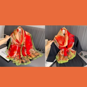 Elegante foulard in seta rossa da donna con motivo floreale e tessuto leggero trasparente
