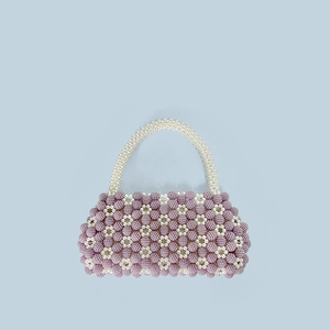 Λεπτομερής προβολή χειροποίητης τσάντας με χάντρες και μοτίβα λουλουδιών