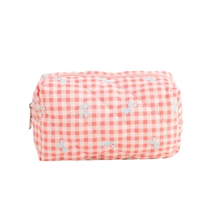 Détail de la trousse matelassée à carreaux roses avec nœuds bleus et zip argenté