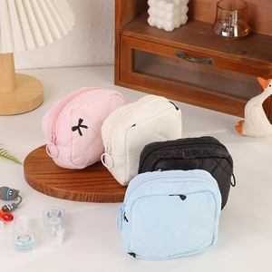 Set di borse cosmetiche trapuntate in quattro colori con ricamo a fiocco e zip