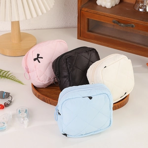 Borsa cosmetica trapuntata a scacchi in rosa, nero, bianco e blu con cerniera a zip