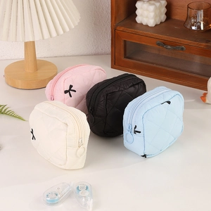 Borse da toilette trapuntate in bianco, rosa, nero, blu con ricamo e cerniera ad anello