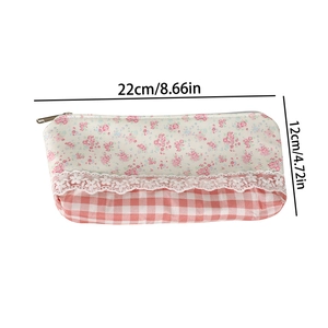 Dettaglio astuccio floreale e a quadretti con misure 22x12cm e bordo in pizzo