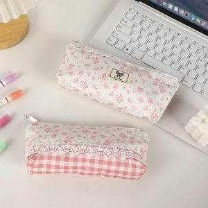 Astuccio floreale rosa con pizzo e motivo a scacchi per cancelleria e forniture scolastiche