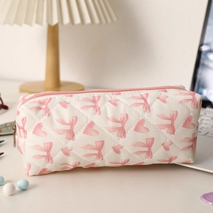 Gros plan de la trousse matelassée à motifs de nœuds roses et de cœurs mignons