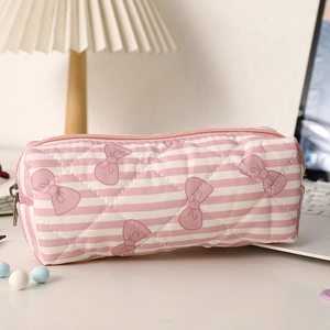 Vue détaillée d'une trousse matelassée à rayures roses avec nœuds violets et zip métallique