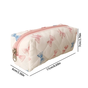 Dimensions détaillées de la trousse matelassée blanche avec imprimé nœud et zip rose