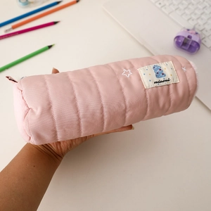 Dettaglio ravvicinato dell'astuccio trapuntato rosa con ricami e consistenza in tessuto morbido