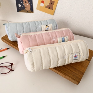 Set di tre astucci in pile trapuntato nei colori blu, rosa e crema con stelle ricamate