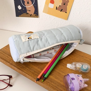 Astuccio trapuntato azzurro con toppa a cucciolo e dettagli in peluche su base di legno