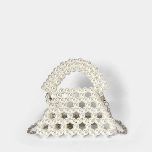 Détail du mini sac trapèze fait main en perles blanches avec bandoulière en chaîne