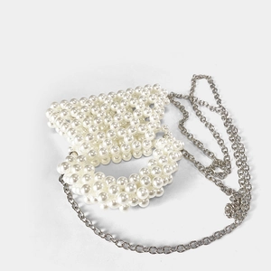 Vue détaillée du mini sac tissé en perles fait main avec une chaîne en métal argenté