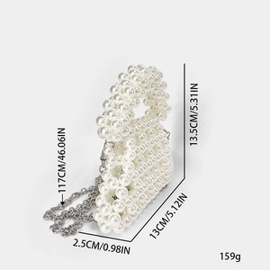 Détails du mini sac à main perlé blanc avec bandoulière argentée et dimensions