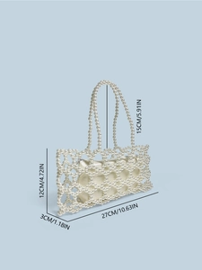Sac à main fait main en perles avec doublure satin et dimensions sur fond bleu