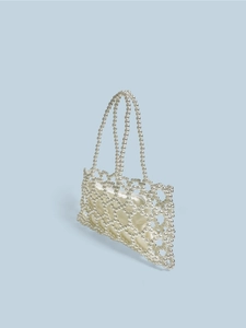 Vue détaillée du sac à main en perles fait main avec doublure en satin couleur ivoire