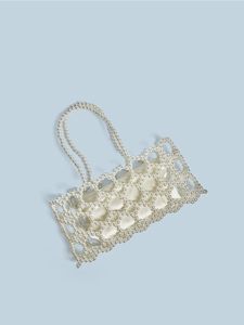 Détail du sac à main en perles tissées à la main avec doublure en satin et deux poignées