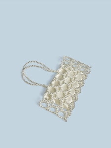 Détail du sac à main perlé fait main avec doublure en satin et tissage ajouré