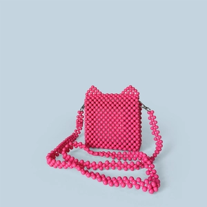 Vue détaillée du sac rose fuchsia fait main en perles avec oreilles de chat mignonnes
