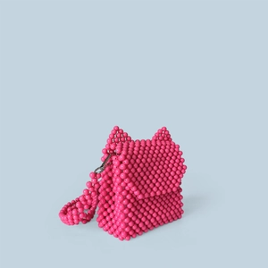 Détail de sac à main en perles fait main avec oreilles de chat et attaches métalliques