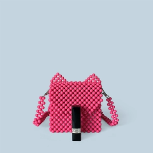 Détail du sac en perles rose fait main avec oreilles de chat et bandoulière assortie