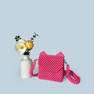 Vue détaillée du sac à bandoulière rose fuchsia fait main avec design oreilles de chat mignon