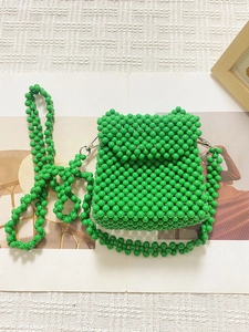 Détail du sac à perles vert fait main avec des perles brillantes et des boucles en argent