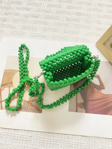 Gros plan détaillé d'un sac à bandoulière en perles vert vif fait main avec oreilles de chat