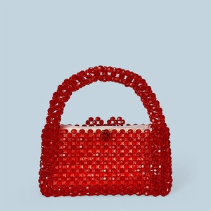 Vue de face d'un sac à main artisanal en perles rouges avec fermeture éclair blanche en haut