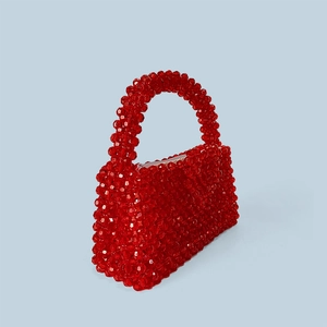 Détail du mini sac à main en perles acryliques rouges avec fermoir cœur tissé à la main