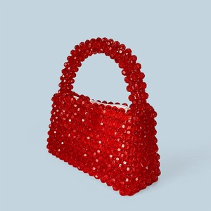 Vue détaillée du sac à main en perles rouges avec fermeture éclair et perles translucides